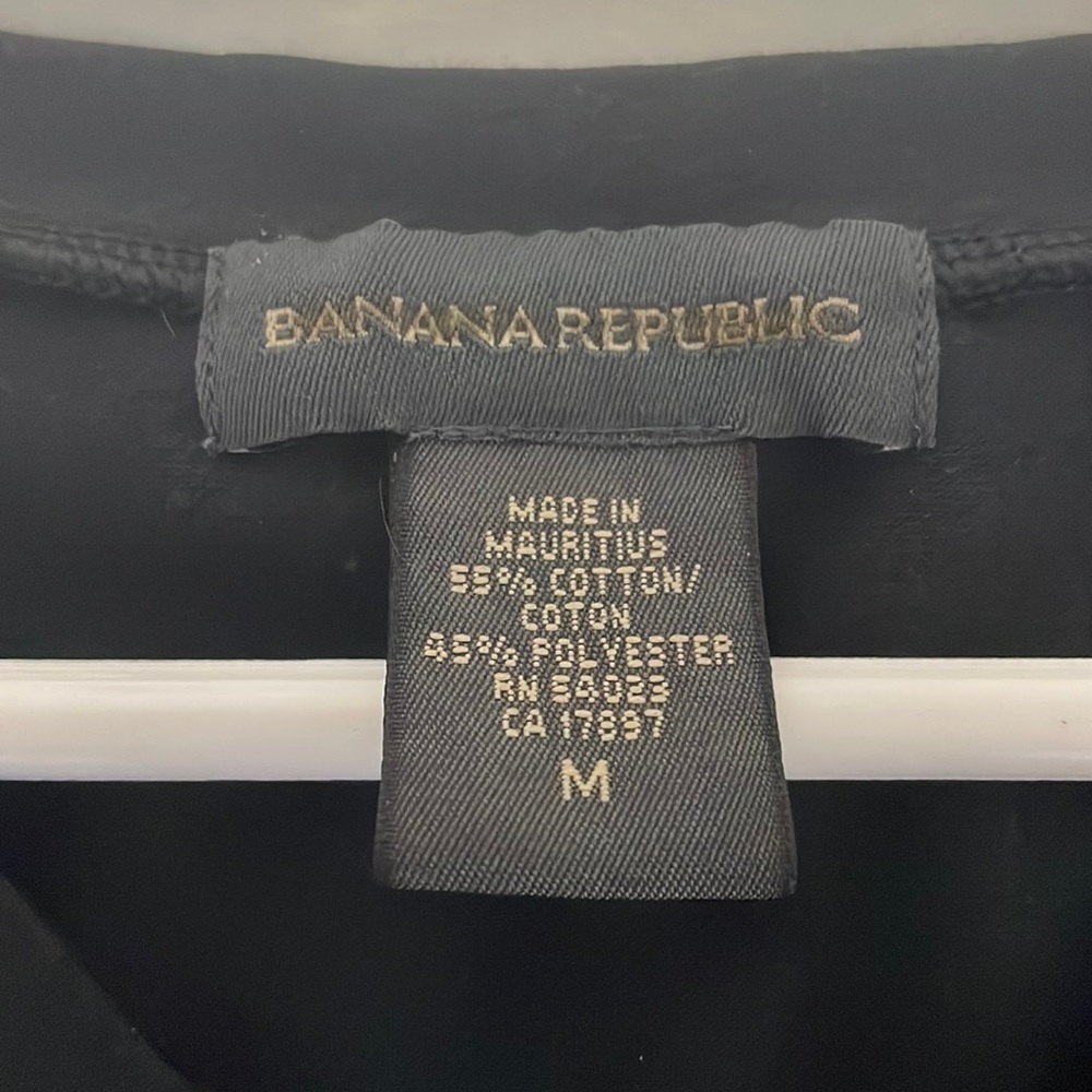 Banana Republic Basic Black V-NeckTee Size Medium - Picture 3 of 3